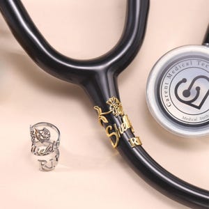 RN stethoscoop ID-tag|Stethoscoop gepersonaliseerd naamplaatje met geboortebloem stethoscoop bedel cadeau voor verpleegkundige afstuderen RN cadeau cadeau voor arts