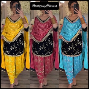 Puede incluir: Tres conjuntos de salwar kameez coloridos. Cada conjunto presenta una parte superior negra estampada con bordados dorados, combinada con pantalones a juego y una dupatta a juego. Los conjuntos están disponibles en amarillo, rosa y azul. El texto "BoutiquebyRhanaa" es visible.