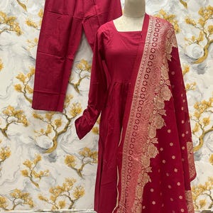 Trendy Alle gelegentlich bereit, Baumwolle Anarkali langes Kleid mit Hose und Designer gedruckt Dupatta Anzug speziell für Hochzeits-Funktion tragen