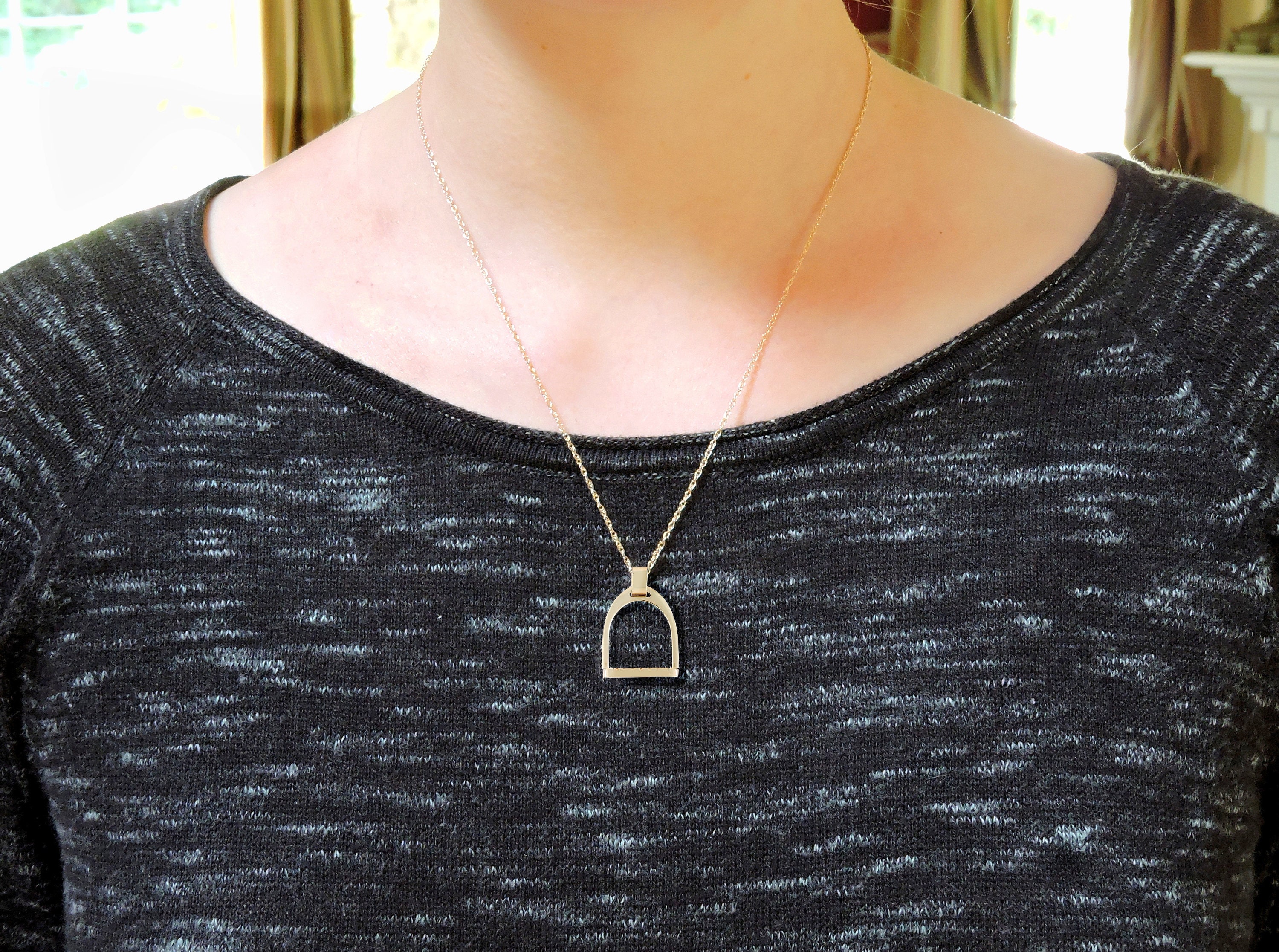 Chaîne collier Figaro en or jaune 10 carats sur