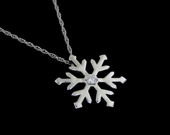 14k White Gold Diamond Snowflake Pendant Necklace