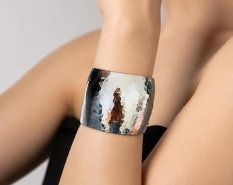 Gehamerd zilveren manchet - brede statement armband - dikke metalen armband