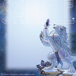 Könnte beinhalten: Ein weißer Wolf mit blauen Augen hält einen violetten Kristall in seiner Pfote. Der Wolf steht auf einem schneebedeckten Felsen mit violetten Kristallen um ihn herum. Der Hintergrund ist ein dunkelblauer Himmel mit Sternen und einer Mondsichel.