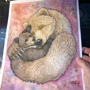 Mamma e cucciolo d'orso si abbracciano e si coccolano, tecnica mista originale