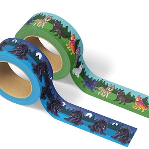 Op de afbeelding: Twee rollen washi tape met kleurrijke wolfillustraties. De ene rol heeft een blauwe achtergrond met zwarte wolven en een maan, de andere heeft een groene achtergrond met kleurrijke wolven in een bossetting.