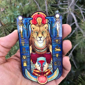 Ornamento per altare in legno stampato con leonessa egizia Sekhmet