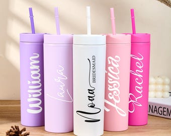 Personalisierter Brautjungfer Vorschlag Geschenk, Brautjungfer Becher, Benutzerdefinierter Name Hochzeitstasse mit Deckel und Strohhalm, Geschenk für Frauen, Geschenk zu jedem Anlass