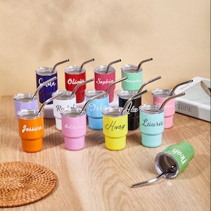 Può includere: Un set di tre tazze in ceramica con finitura opaca e macchiettata. Ogni tazza presenta un colore diverso: azzurro, crema e grigio. Le tazze hanno un design semplice e moderno, perfette per caffè o tè.