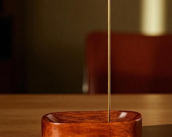 Minimalistyczny drewniany kadzielnik: mosiężne ramię, elegancki popielniczek