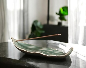 Ceramiczny uchwyt na kadzidełka w kształcie liścia lotosu