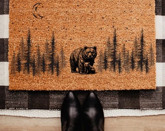 Felpudo de mamá osa y su cachorro, felpudo de bienvenida con temática de vida silvestre del bosque, alfombra de entrada inspirada en la naturaleza.
