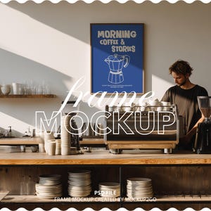 以下が含まれることがあります： 「MORNING COFFEE & STORIES」の文字と、青い背景に白いコーヒーメーカーのイラストが描かれた額入りのポスター。ポスターは、エスプレッソマシン、カップ、お皿のあるコーヒーショップのカウンターの上に飾られています。カウンターの後ろには人が立っています。