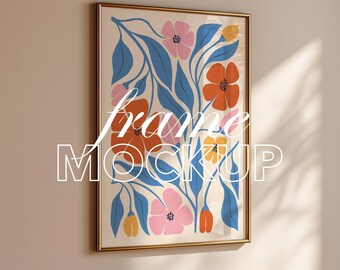 Maqueta de marco dorado vertical en proporción DIN A, plantilla PSD para exhibición de arte de pared interior