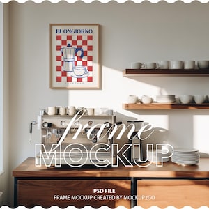 Puede incluir: Un estampado enmarcado con un fondo a cuadros rojos y blancos, una cafetera azul y blanca y una taza de café. El estampado está etiquetado como "Buongiorno Espresso". Una máquina de espresso de acero inoxidable se encuentra sobre una encimera de madera, con tazas y platillos blancos en los estantes.