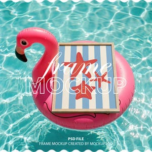 Op de afbeelding: Een roze flamingo zwemband met een houten lijst die in een zwembad drijft. De afbeelding heeft een blauw-wit gestreepte achtergrond met rode zeesterren. De woorden "frame MOCKUP" staan over de afbeelding geschreven.