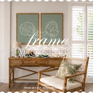 Può includere: Due cornici rettangolari in legno contenenti stampe verde salvia di illustrazioni di conchiglie bianche, esposte sopra un tavolo console in rattan con una lampada, una ciotola verde e una sedia in bambù con un cuscino a motivo di foglie di palma.