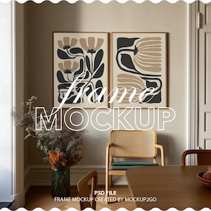 Op de afbeelding: Twee ingelijste bloemenkunstprints met beige, zwarte en bruine abstracte ontwerpen hangen boven een houten stoel met een geweven rugleuning en een groen kussen. Een houten tafel en een vaas met gedroogde bloemen staan op de voorgrond. De tekst "Frame Mockup" is overgelegd.