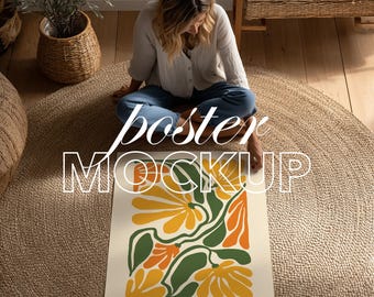 Könnte beinhalten: Ein Poster-Mockup mit einem floralen Design in Gelb, Orange und Grün auf cremefarbenem Hintergrund. Die Worte "poster MOCKUP" sind über das Bild gelegt. Das Poster wird auf einem runden, gewebten Teppich präsentiert.