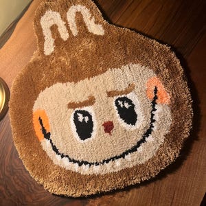 Tapis fait main singe inspiré de Labubu - Tapis capitonné personnage