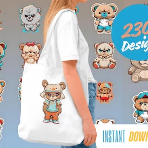 Può includere: Una borsa tote bianca con un orso dei cartoni animati che indossa un berretto e una felpa con cappuccio. Lo sfondo mostra vari adesivi di orsi e un cerchio blu con il testo 230+ Designs. L'angolo in basso a destra include INSTANT DOWNLOAD.