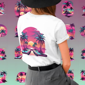 Può includere: T-shirt bianco con un design retrò di palme, un tramonto e un ponte nei toni del rosa, viola e blu. La maglietta è abbinata a pantaloni grigi e una cintura nera. Lo sfondo presenta disegni tropicali simili.