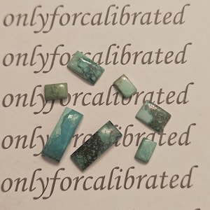 Puede incluir: Un conjunto de gemas rectangulares de turquesa en varios tonos de azul y verde. Las piedras están dispersas sobre una superficie blanca con el texto "onlyforcalibrated" repetido.