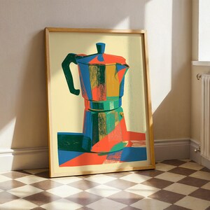 Könnte beinhalten: Ein gerahmter Kunstdruck mit einer stilisierten Illustration einer Mokkakanne. Das Kunstwerk verwendet kräftige, lebendige Farbblöcke in Rot, Gelb, Blau und Grün vor einem hellen cremefarbenen Hintergrund und ist in einem schlichten Holzrahmen gefasst.