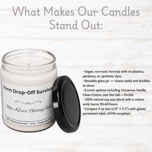 Puede incluir: Una vela en tarro de vidrio transparente con tapa negra, etiquetada como "Dorm Drop-Off Survivor" y "Now Kira's Getting Hot". La vela mide 7,1 cm x 8,9 cm y contiene una mezcla de cera de soja 100% natural. El texto "What Makes Our Candles Stand Out:" est&aacute; en la parte superior.
