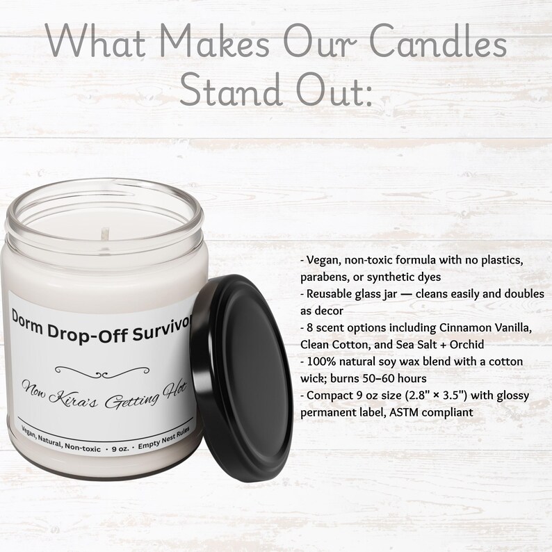 Puede incluir: Una vela en tarro de vidrio transparente con tapa negra, etiquetada como "Dorm Drop-Off Survivor" y "Now Kira's Getting Hot". La vela mide 7,1 cm x 8,9 cm y contiene una mezcla de cera de soja 100% natural. El texto "What Makes Our Candles Stand Out:" est&aacute; en la parte superior.