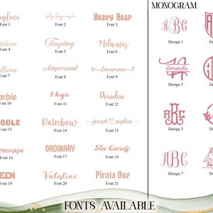 Puede incluir: Una exhibici&oacute;n de estilos de fuente y dise&ntilde;os de monogramas en color oro rosa. La imagen se divide en dos secciones, con ejemplos de fuentes a la izquierda y opciones de monogramas a la derecha. El texto "FONTS AVAILABLE" se muestra en la parte inferior.