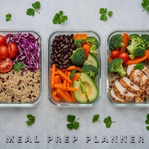 Puede incluir: Vista aérea de varios recipientes de preparación de comidas de vidrio transparente llenos de varios alimentos saludables. Los recipientes contienen quinua, tomates, repollo morado, frijoles negros, zanahorias, aguacate, brócoli y pollo en rodajas. El texto "MEAL PREP PLANNER" está en la parte inferior.