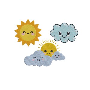 Puede incluir: Parches bordados con un sol sonriente y nubes en amarillo y azul claro. El sol tiene un centro amarillo con una cara sonriente y rayos amarillos. Las nubes son de color azul claro con caras sonrientes.