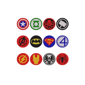 Op de afbeelding: Een set van twaalf ronde patches met diverse superhelden- en stripboekemblemen, waaronder een ster, een groene lantaarn, een schedel, een hamer, de letter A, een vleermuis, de letter S, het cijfer 4, een bliksemschicht, een masker, een adelaar en een spin.