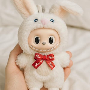 Handgemachtes weißes Kaninchen-Outfit für Labubu-Puppe – Kostüm aus weichem Plüsch mit roter Schleife – hohe Qualität – Puppe Nicht Inkl