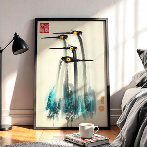 Puede incluir: Una impresión artística enmarcada que presenta una pintura abstracta de tres aves estilizadas con ojos amarillos y cuellos largos y negros. La obra de arte utiliza un estilo de acuarela con tonos azules y negros. La impresión se exhibe en un suelo de madera.