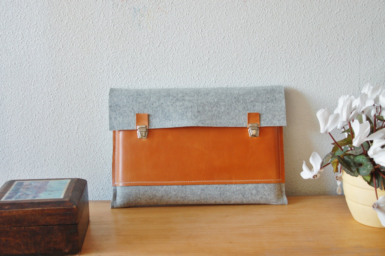 13 inch MacBook case, Macbook Pro 13 Case, 13 Macbook Bag, Macbook Pro Case, MacBook case - Light grey felt & brown leather