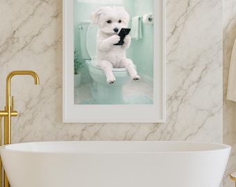 ペットのバスルームポートレート（犬または猫がトイレに座ってスマホをいじっている様子を描いたカスタムデザイン）。パーソナライズされたウォールアート。