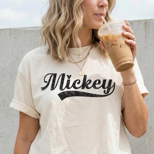 Camiseta vintage de Mickey Mouse, camiseta retro de Mickey, camiseta clásica de Disney, camiseta minimalista de Mickey, camiseta de los parques Disney, atuendo de vacaciones de Disney imagen 1