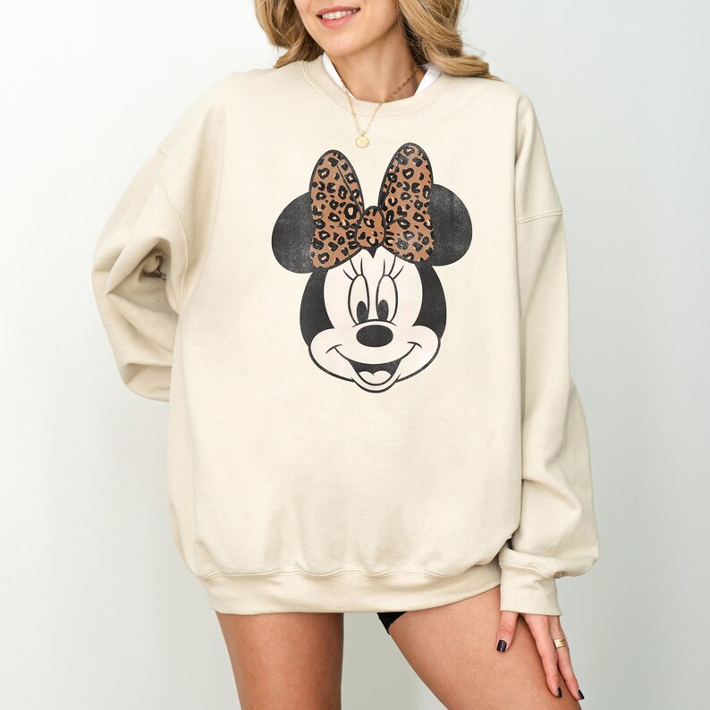 Safari Minnie Mouse Sweatshirt, Leopard Minnie Crewneck, Animal Kingdom Pullover, Disney Safari Sweater bild 4