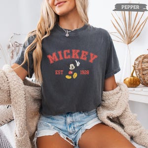 Disney Classic Pose Mickey Mouse Shirt, Comfort Colors® Retro Mickey Tee, Disney Mickey 1928 T-Shirt, Theme Park Tee Bild 9