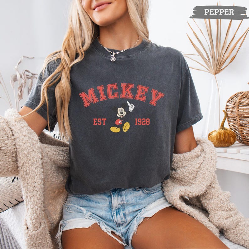 Disney Classic Pose Mickey Mouse Shirt, Comfort Colors® Retro Mickey Tee, Disney Mickey 1928 T-Shirt, Theme Park Tee Bild 9