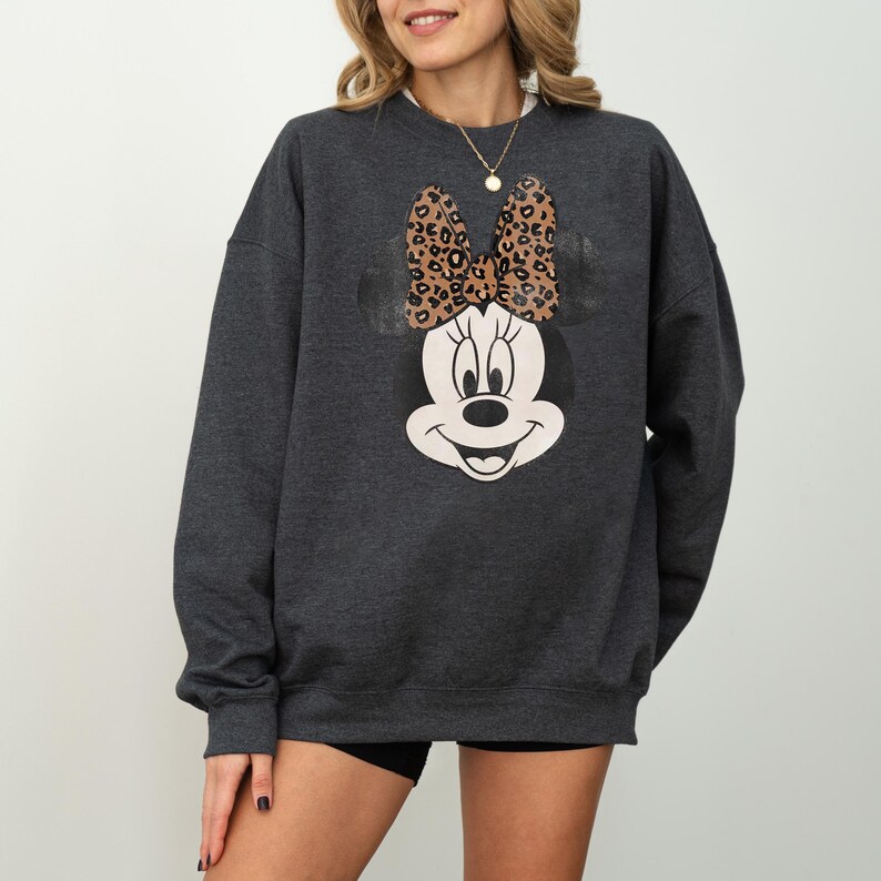 Safari Minnie Mouse Sweatshirt, Leopard Minnie Crewneck, Animal Kingdom Pullover, Disney Safari Sweater bild 11