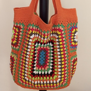 Farbenfrohe Häkeltasche