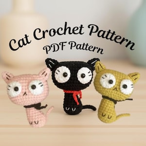 Puede incluir: Tres figuras de gato de ganchillo en rosa, negro y amarillo. Los gatos tienen grandes ojos blancos, bigotes negros y pequeñas colas. El gato negro tiene una bufanda roja. El texto "Cat Crochet Pattern PDF Pattern" está arriba.