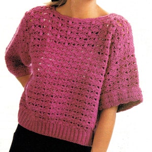 Puede incluir: Un top de ganchillo magenta con mangas cortas y dobladillo acanalado. El top presenta un diseño calado y un cuello barco. La imagen incluye el texto "Vintage Stitchery Archives".