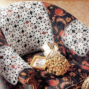 Peut inclure: Des napperons en crochet blanc sur un fauteuil à motifs floraux noirs. Les napperons sont faits avec un design délicat et complexe.