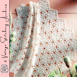 Pode incluir: Uma toalha de mesa de crochê creme com uma borda ondulada e um padrão floral. A toalha de mesa é feita de um tecido delicado de trama aberta. A imagem também inclui o texto "Vintage Stitchery Archives" e um ícone PDF.