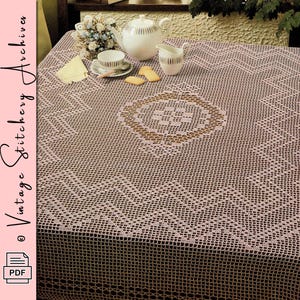 Puede incluir: Un mantel de ganchillo vintage en tono rosa claro, con un detallado patrón geométrico y un medallón floral central. La mesa está puesta con una tetera, una taza de té, una jarrita de crema y galletas. La imagen incluye el texto "Vintage Stitchery Archives" y un icono PDF.