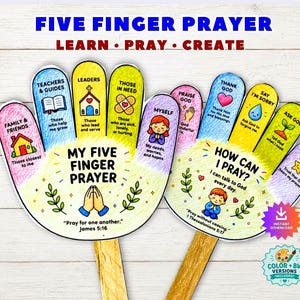 Op de afbeelding: Twee handvormige papieren uitsparingen op houten stokjes met kleurrijke illustraties en tekst. De ene toont MY FIVE FINGER PRAYER met secties voor familie, leraren, leiders, behoeftigen en jezelf. De andere toont HOW CAN I PRAY met gebedstips.