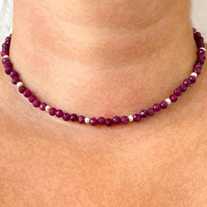 Naszyjnik z rubinami i perłami | Elegancka, ręcznie robiona biżuteria z koralików | Prezent dla niej